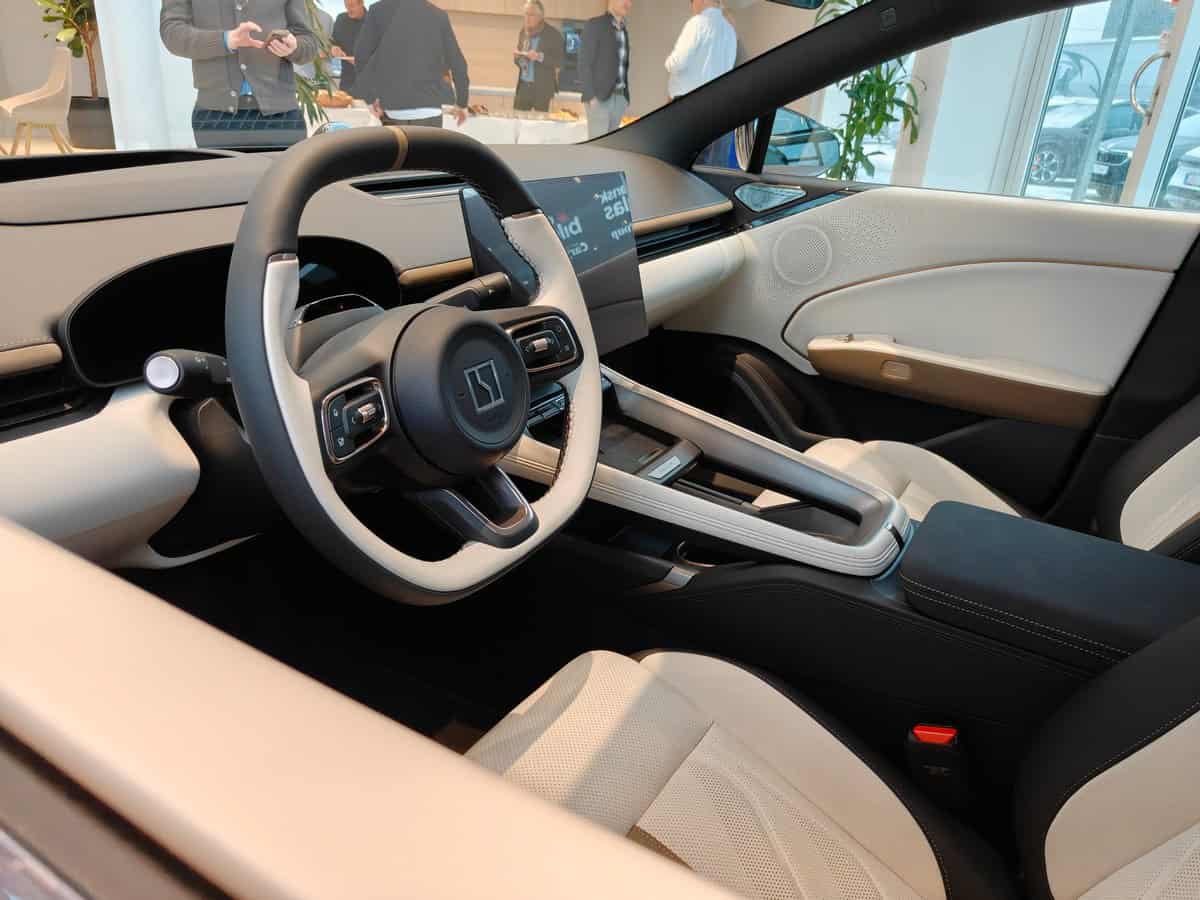 Interni di un'auto elettrica di ultima generazione con tecnologia all’avanguardia e stile elegante.