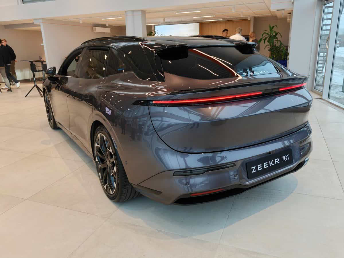 Auto elettrica Zeekr 7GT con design futuristico, grande autonomia e tecnologia avanzata, ideale per appassionati di veicoli sostenibili e innovativi.