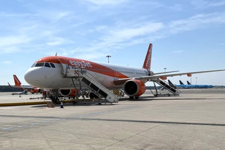 easyJet aggiunge cinque nuove rotte dall’Italia e debutta con il primo volo domestico da Linate