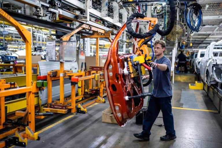 Perché Ford potrebbe produrre auto Geely in Europa per evitare i dazi UE