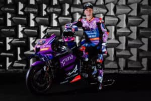 Jack Miller Pilota Yamaha MotoGP con motocicletta da corsa Yamaha, in un soundproof room, pronto per la gara.