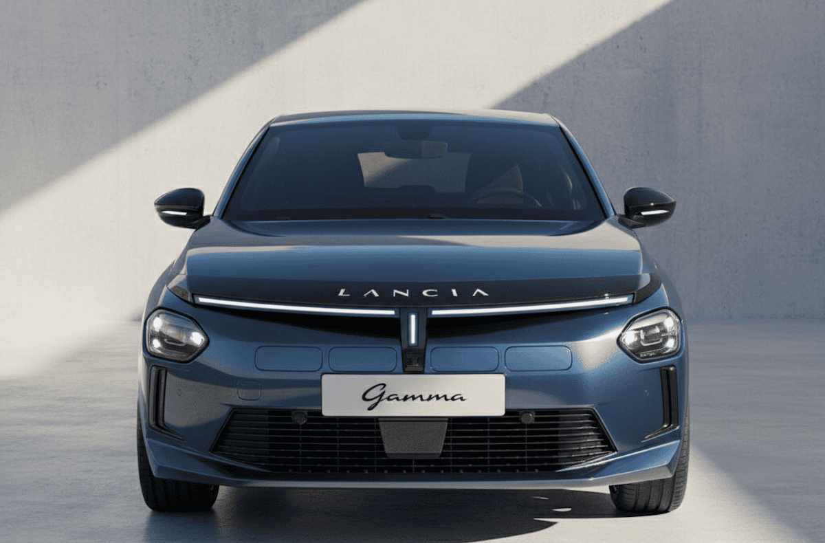 Lancia Gamma blu vista frontale, in un ambiente illuminato, mostra il marchio distintivo sul cofano.