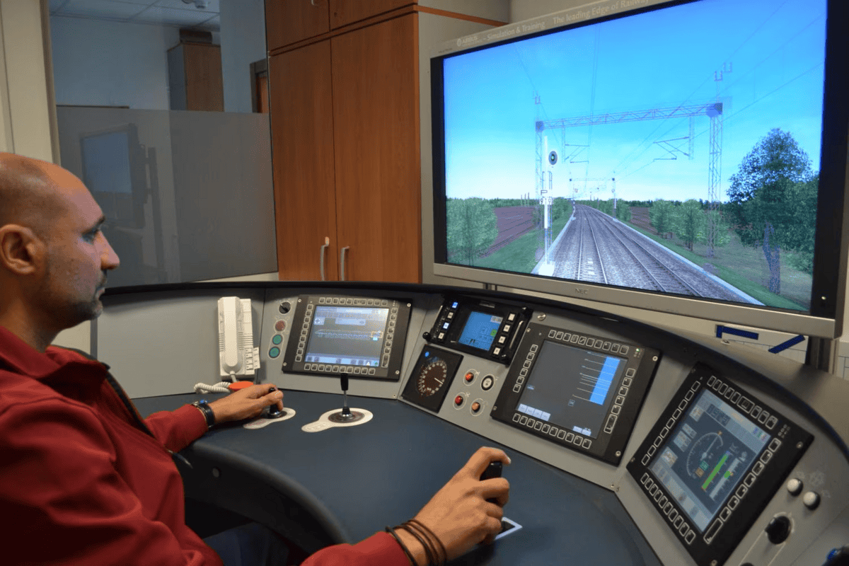 Simulatore di guida treno Italo, controlli avanzati, schermo grande, ambiente simulato ferroviario.