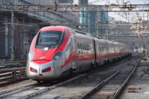 Treno ad alta velocità fermo sui binari in un nodo ferroviario urbano durante lo sciopero treni 2026.