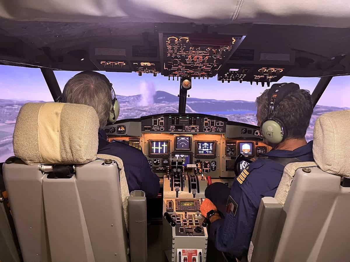 Cockpit di un aereo con due piloti che utilizzano sistemi di simulatore di volo Canadair a Malpensa.