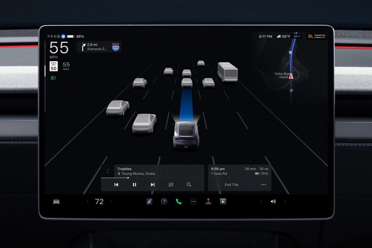 Schermo digitale di un'auto Tesla con sistema di guida autonoma e navigazione avanzata, mostra traffico e dati di viaggio, ottimizzato per auto moderne e tecnologia automobilistica.