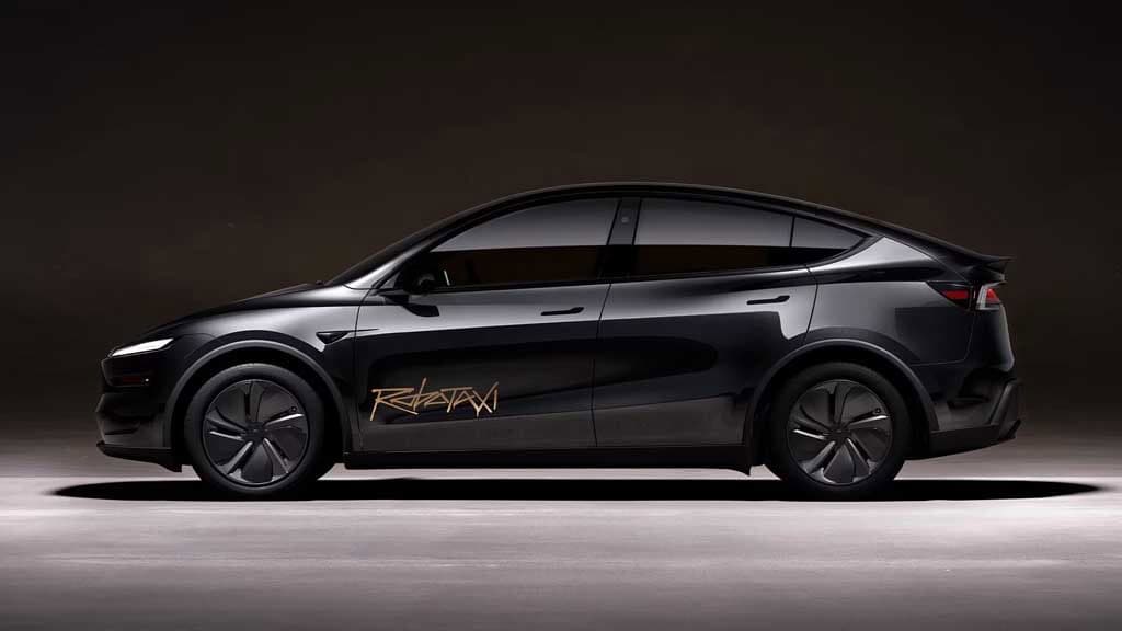 Tesla Robotaxi, profilo laterale, scritta RoboTaxi, ambiente scuro.