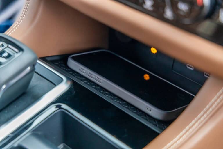 Nissan ha trovato la soluzione per la ricarica wireless che non fa scaldare lo smartphone