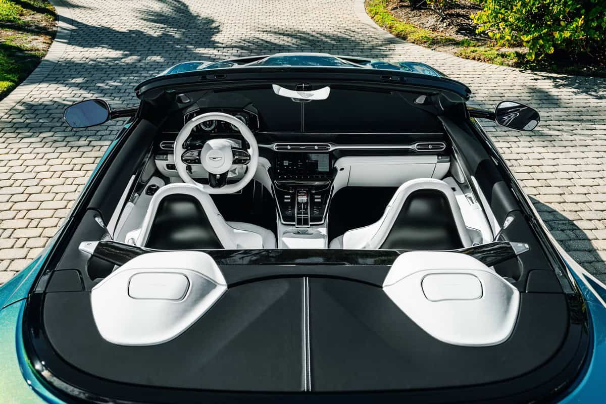 Gli interni della Aston Martin Vanquish Volante Wave Edition