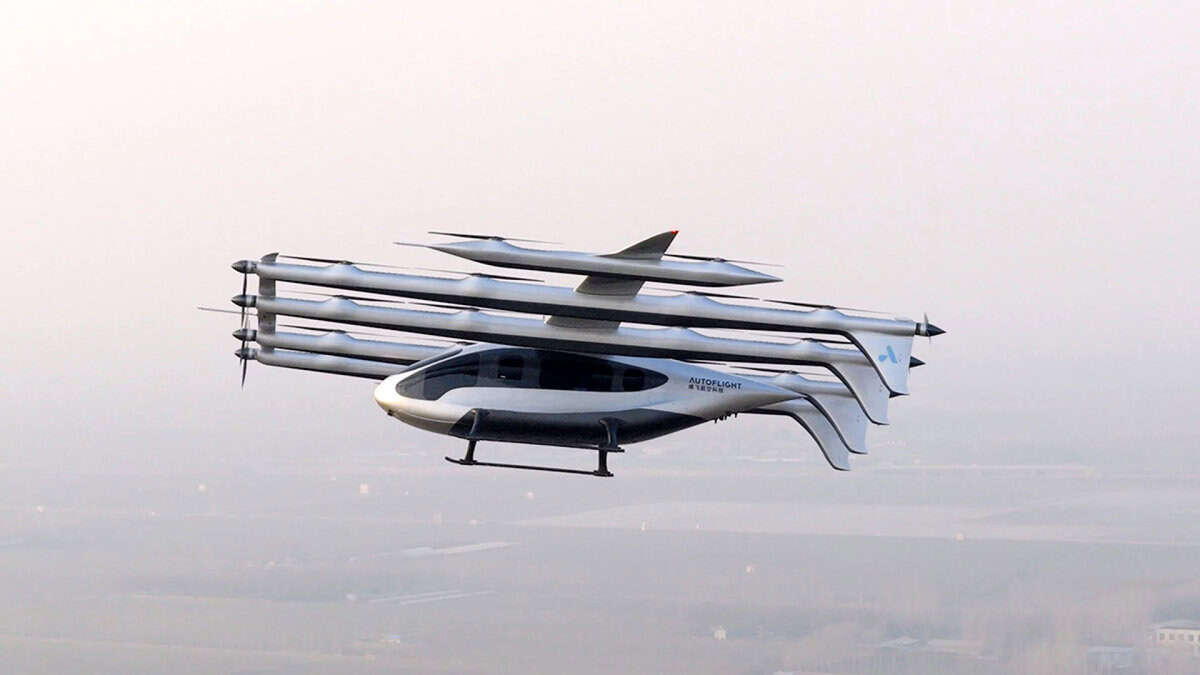 AutoFlight Matrix in volo orizzontale, design bianco e nero, vista laterale in cielo aperto.