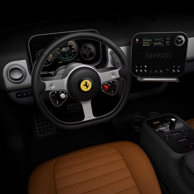 Ferrari Luce: interni, comandi fisici e display OLED