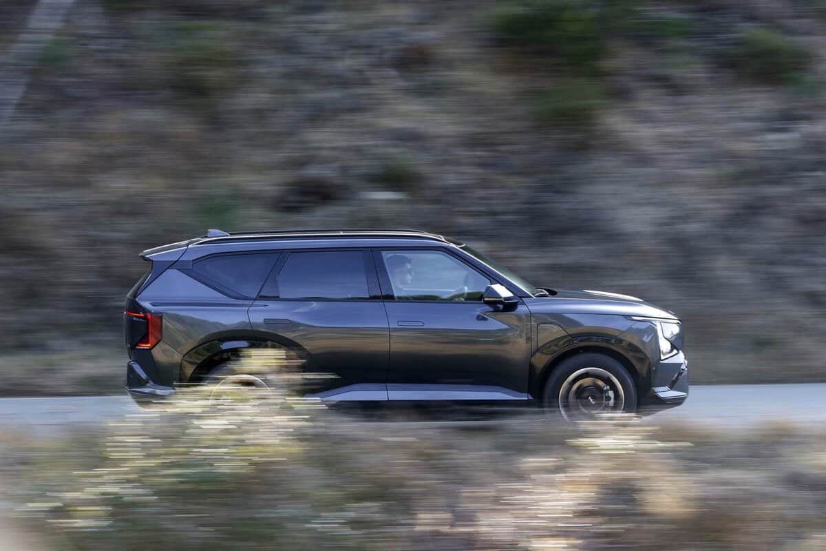 KIA EV5 2026 su strada in movimento, vista laterale.