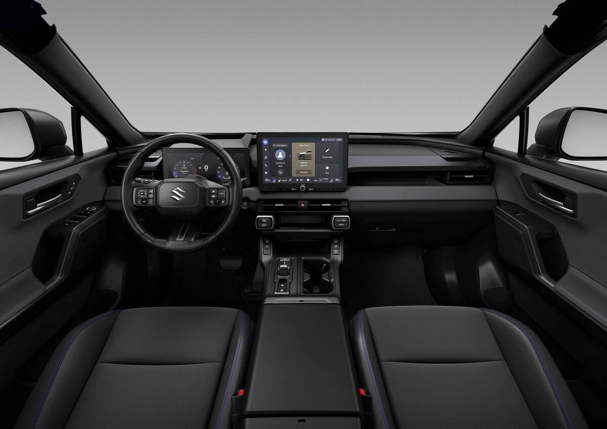 L'abitacolo del nuovo Suzuki Across Plug-In Hybrid 2026