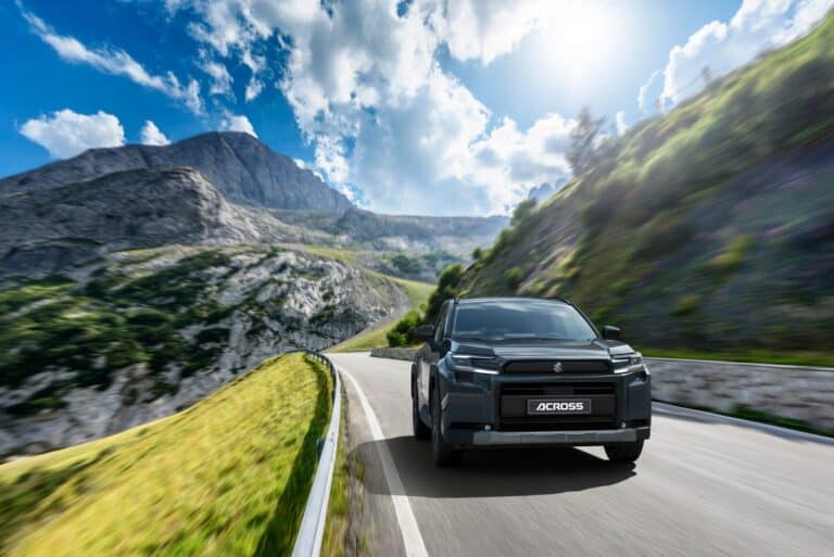 Suzuki Across Plug-In Hybrid si aggiorna: più autonomia, cockpit digitale e trazione 4×4