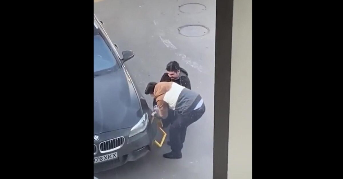 Idioti provano a togliere le ganasce dall'auto