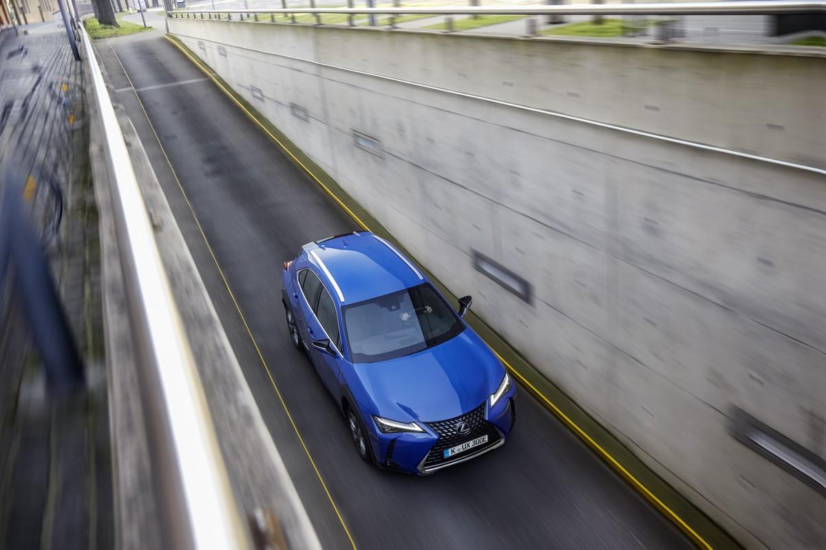 Nuova Lexus UX 300e