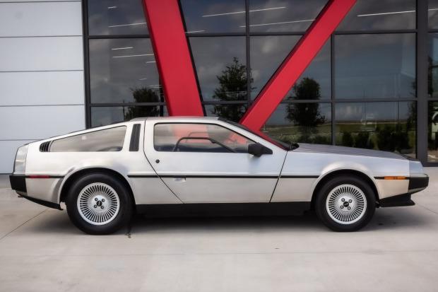 DeLorean DMC-12 lato