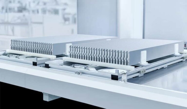 Modulo BYD Blade Battery su banco di test in laboratorio