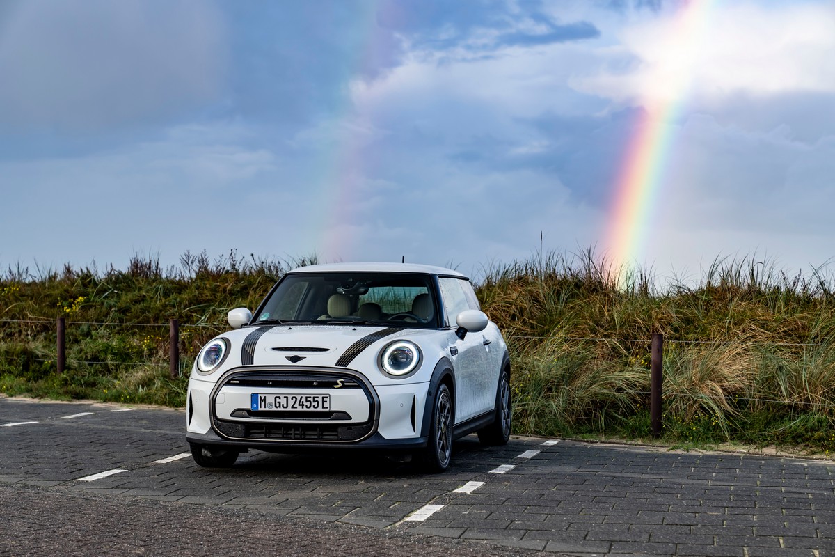 Mini Cooper SE Resolute Edition Nanuq White