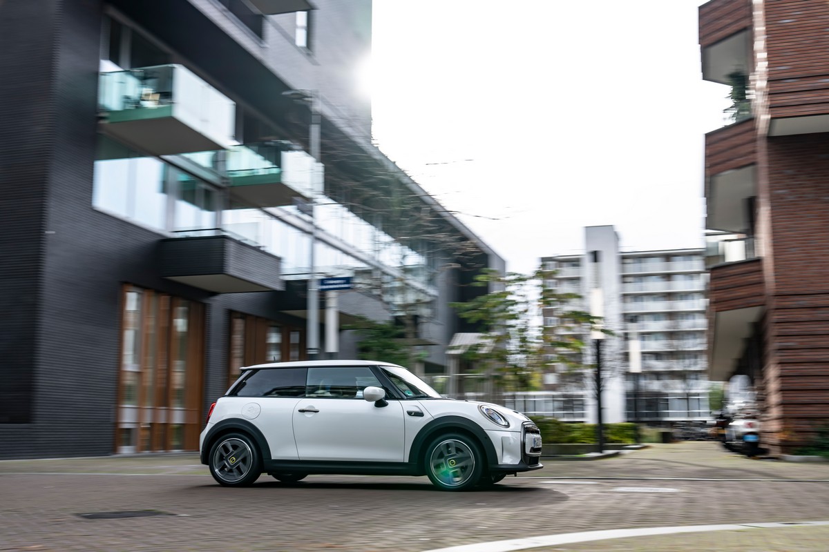Mini Cooper SE Resolute Edition Nanuq White