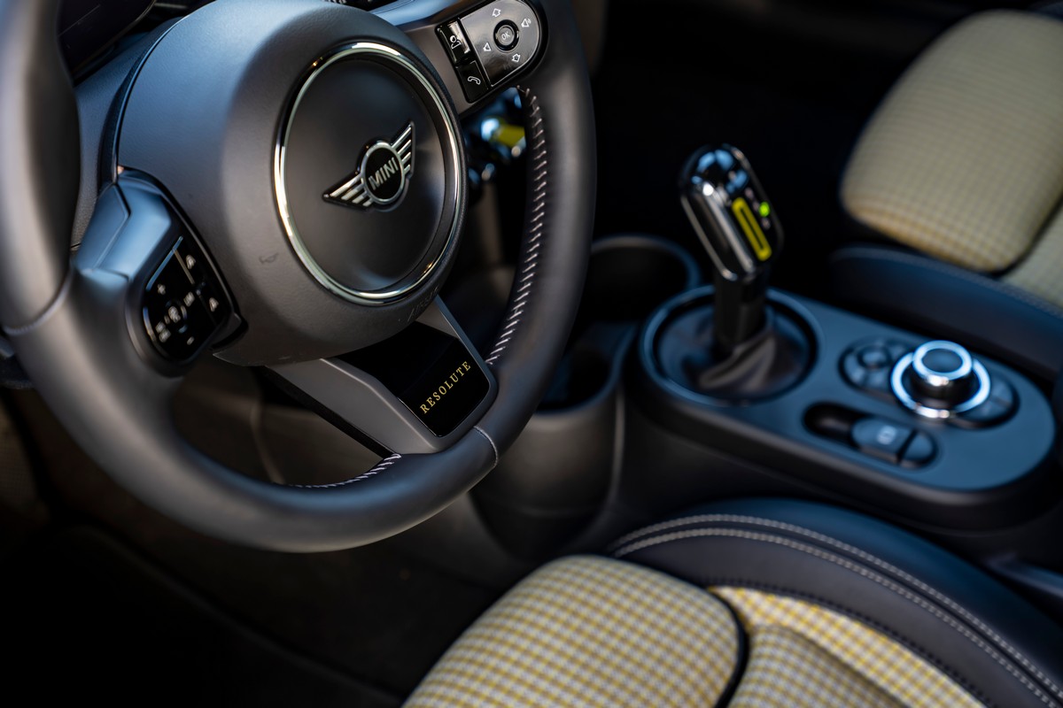 Mini Cooper SE Resolute Edition Nanuq White