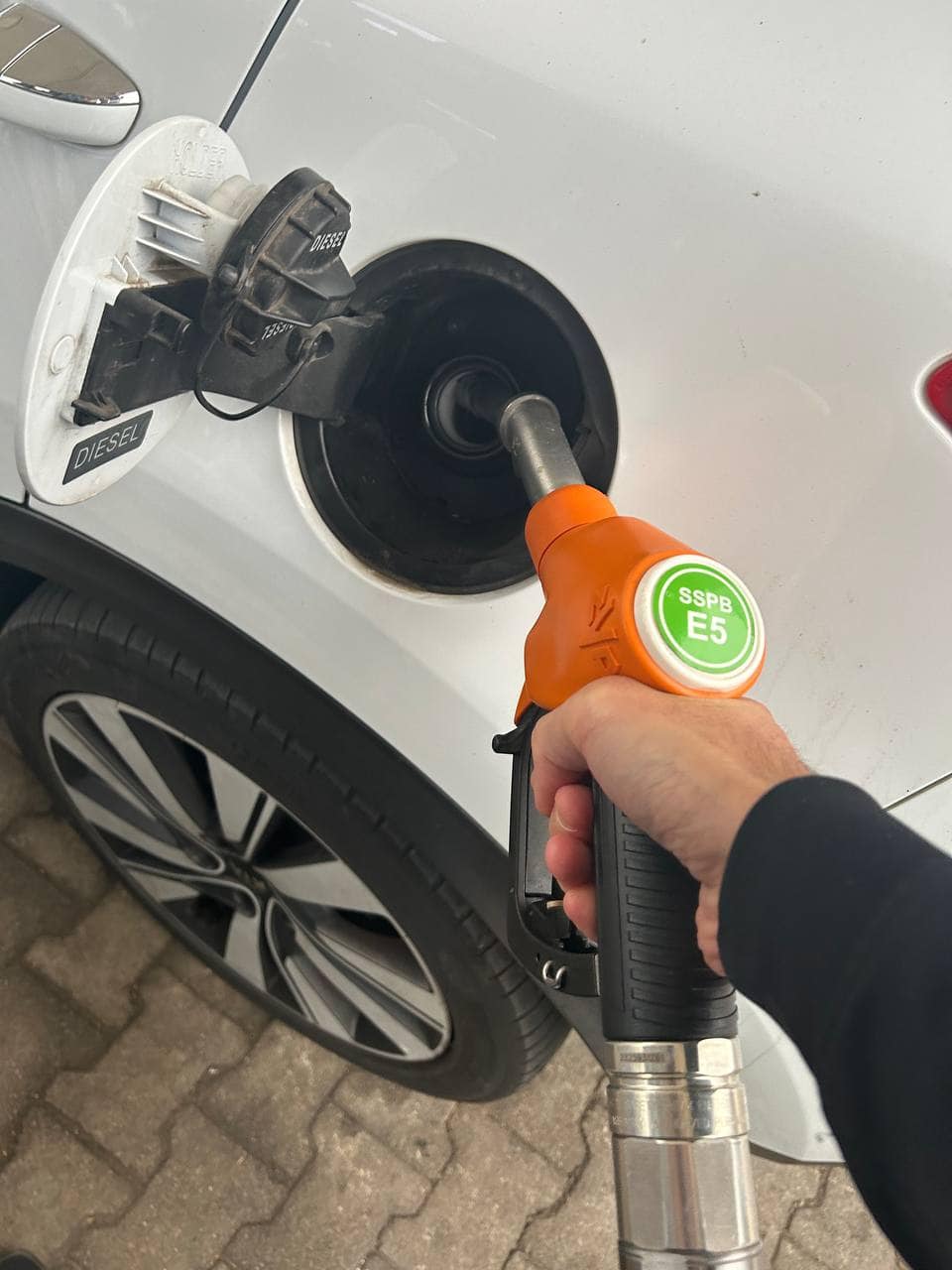 benzina in un'automobile con motore diesel