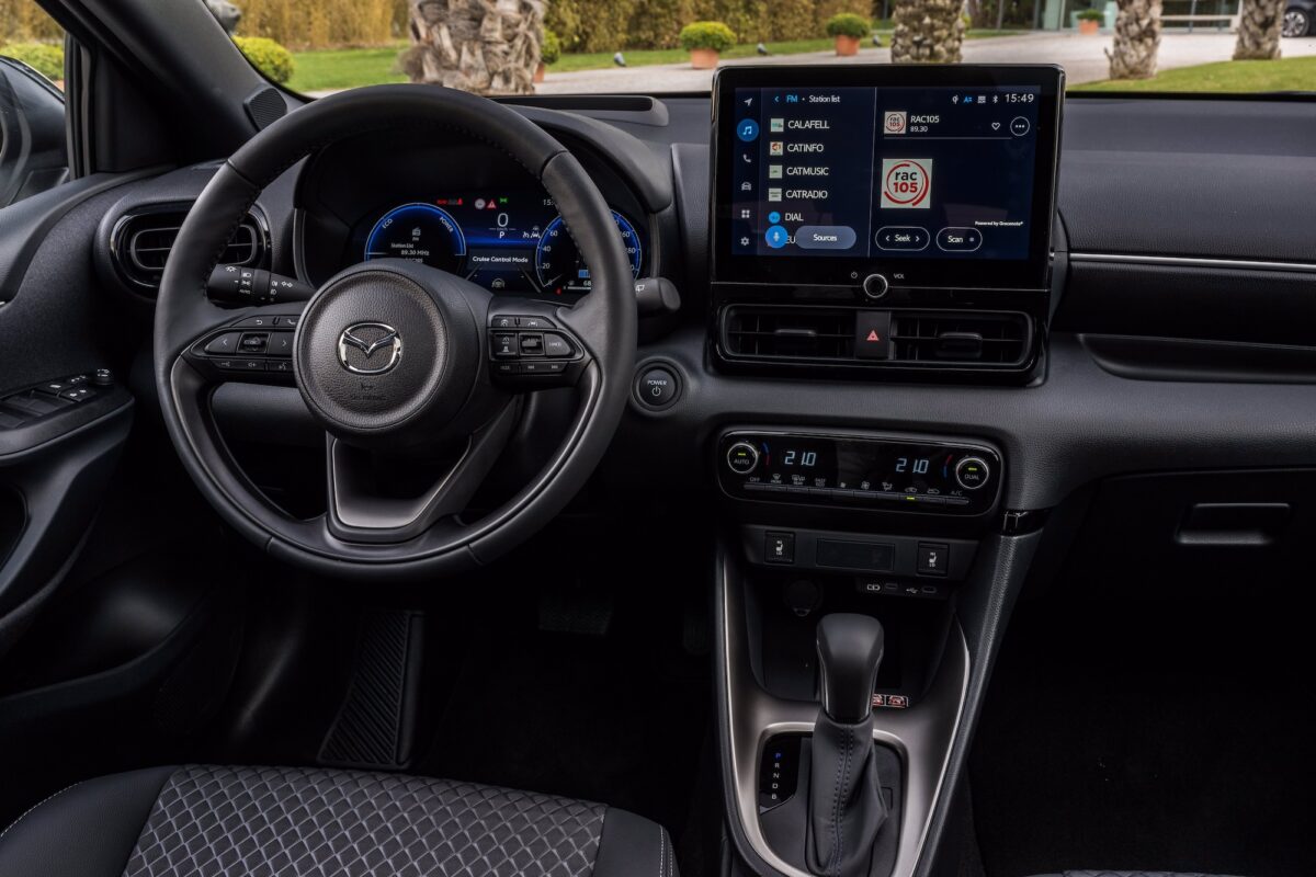 mazda 2 hybrid 2024 interni