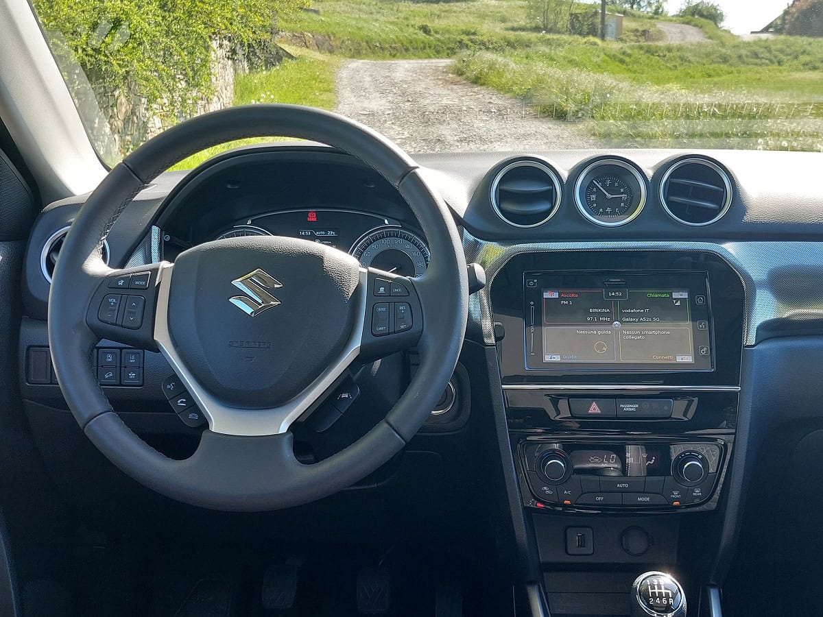 Interni Suzuki Vitara Hybrid Yoru