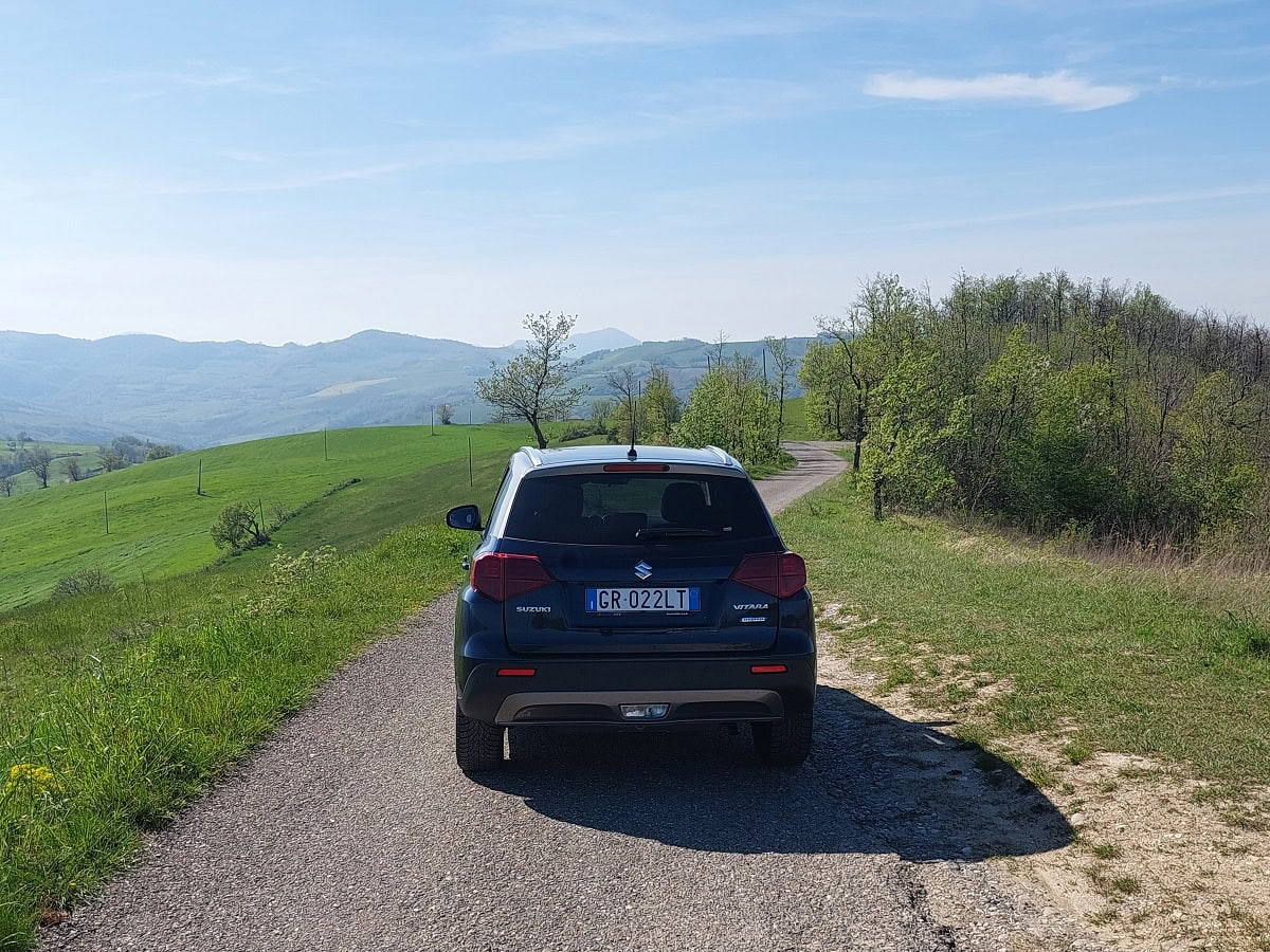 Suzuki Vitara Hybrid Yoru su strada