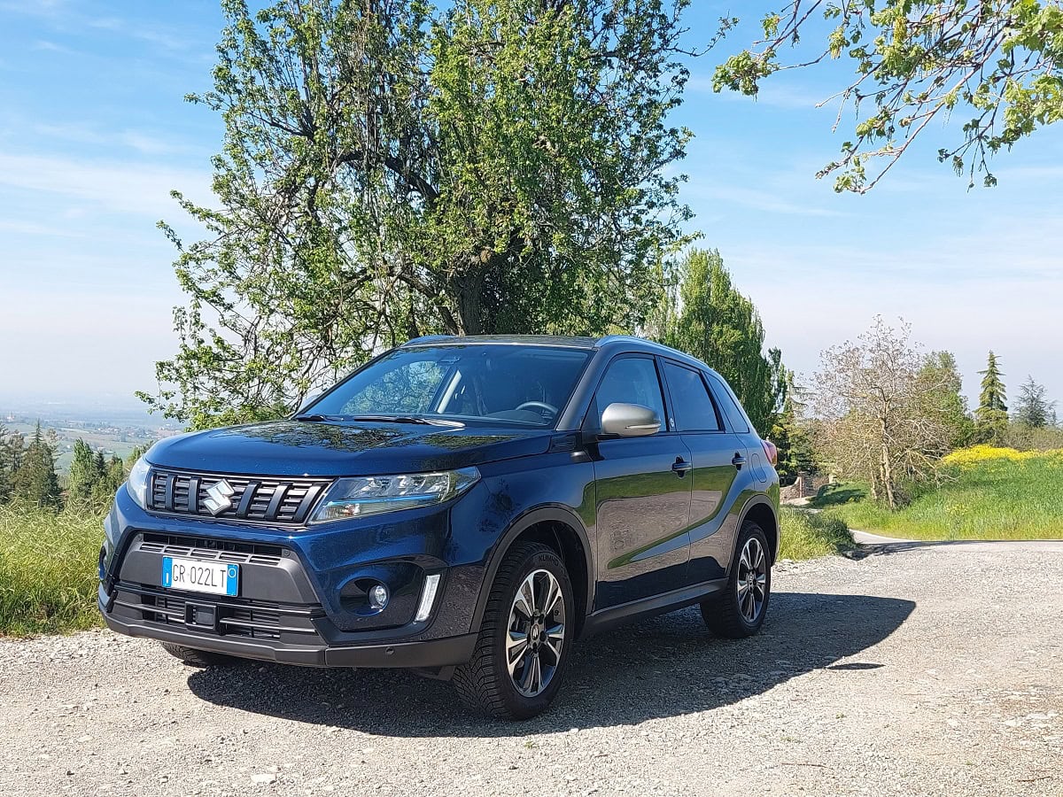 Suzuki Vitara Hybrid Yoru tre quarti