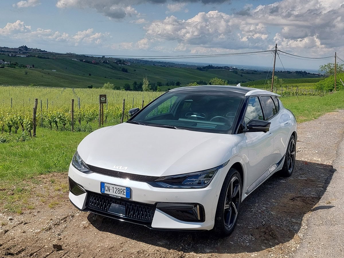 Kia EV6 su strada