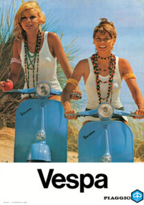 Ragazze in vacanza con Vespa scooter in spiaggia, moda anni '80, ragazze con gioielli colorati e abbigliamento estivo, stile rétro, mobilità urbana stilosa, veicoli storici Piaggio Vespa.