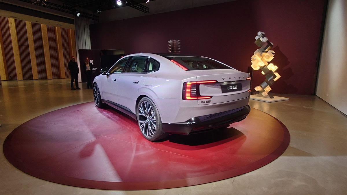 Nuova Volvo ES90
