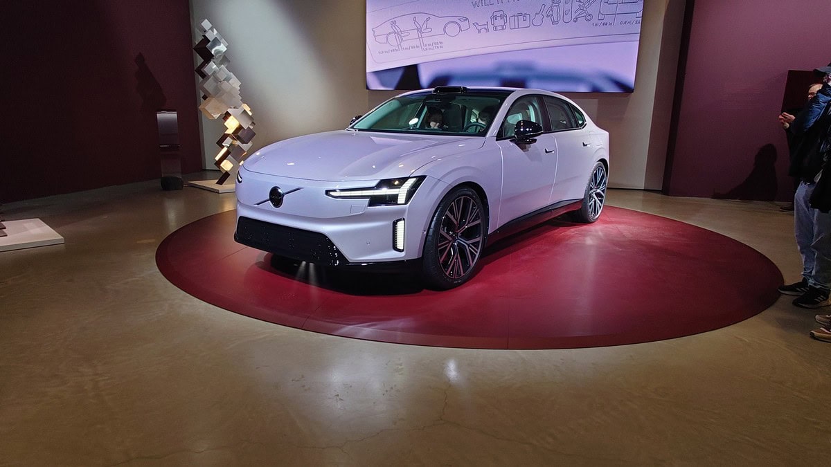 Nuova Volvo ES90