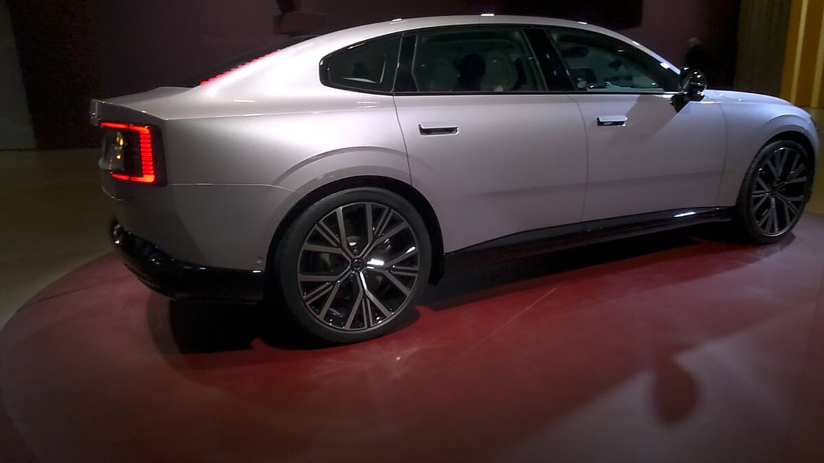 Nuova Volvo ES90