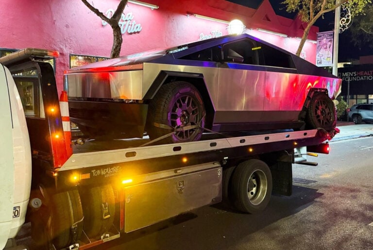 tesla cybertruck distrutto