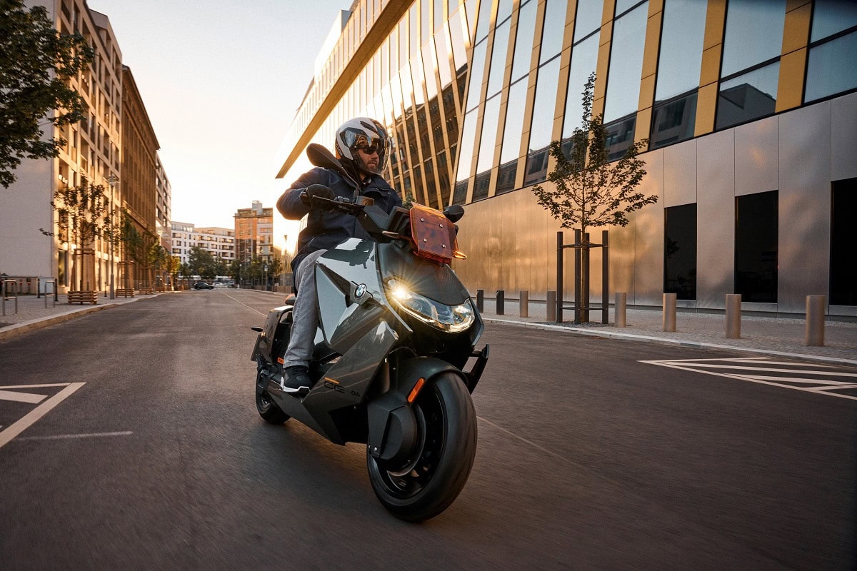 BMW CE 04 su strada