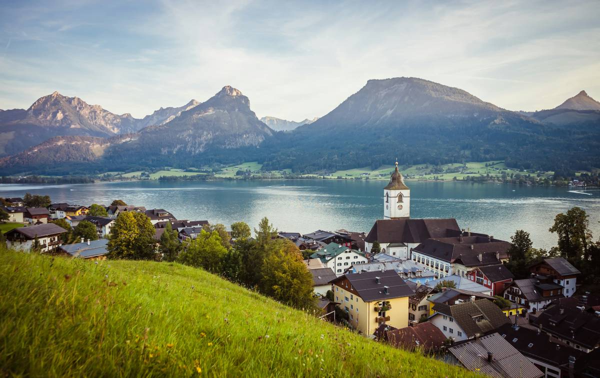 Situata sul versante occidentale del lago, questa frazione del comune di Sankt Gilgen regala paesaggi idilliaci e brezze leggere