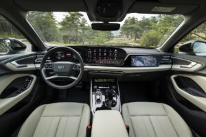 Interni della nuova Audi A5 Sedan con plancia digitale e sedili in pelle chiara