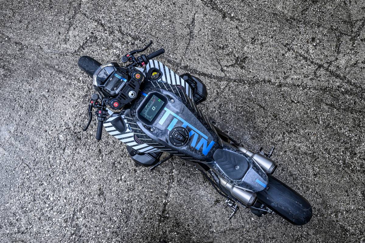 Vista dall’alto della BMW R 1300 R Titan, serbatoio in carbonio