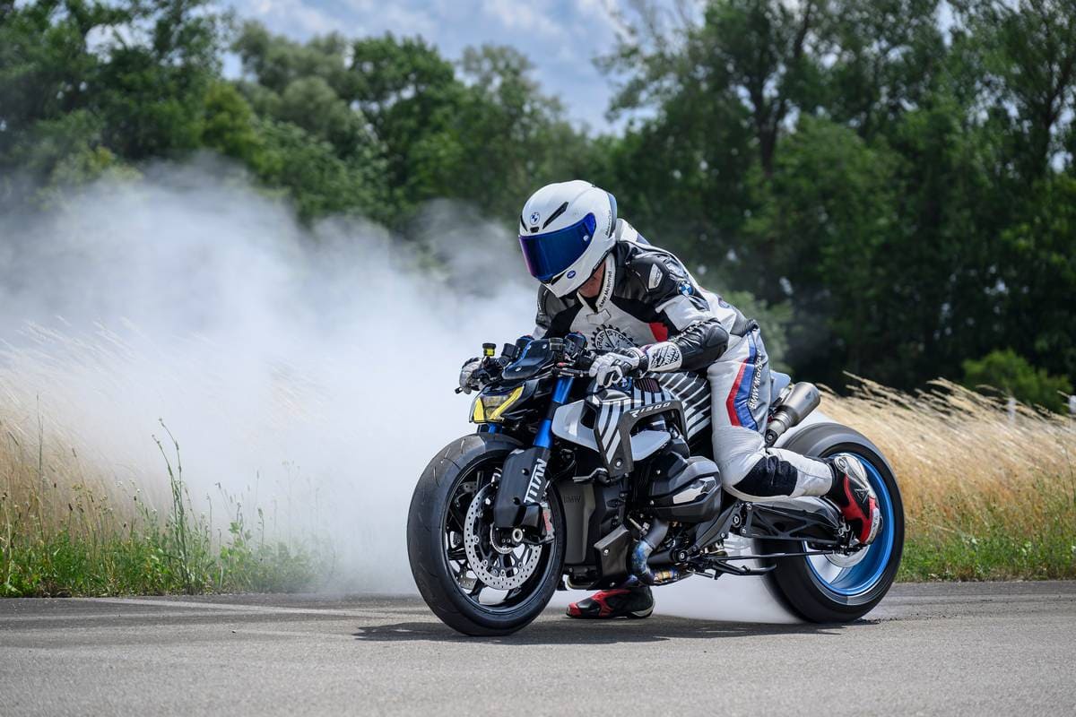 BMW R 1300 R Titan con fumo