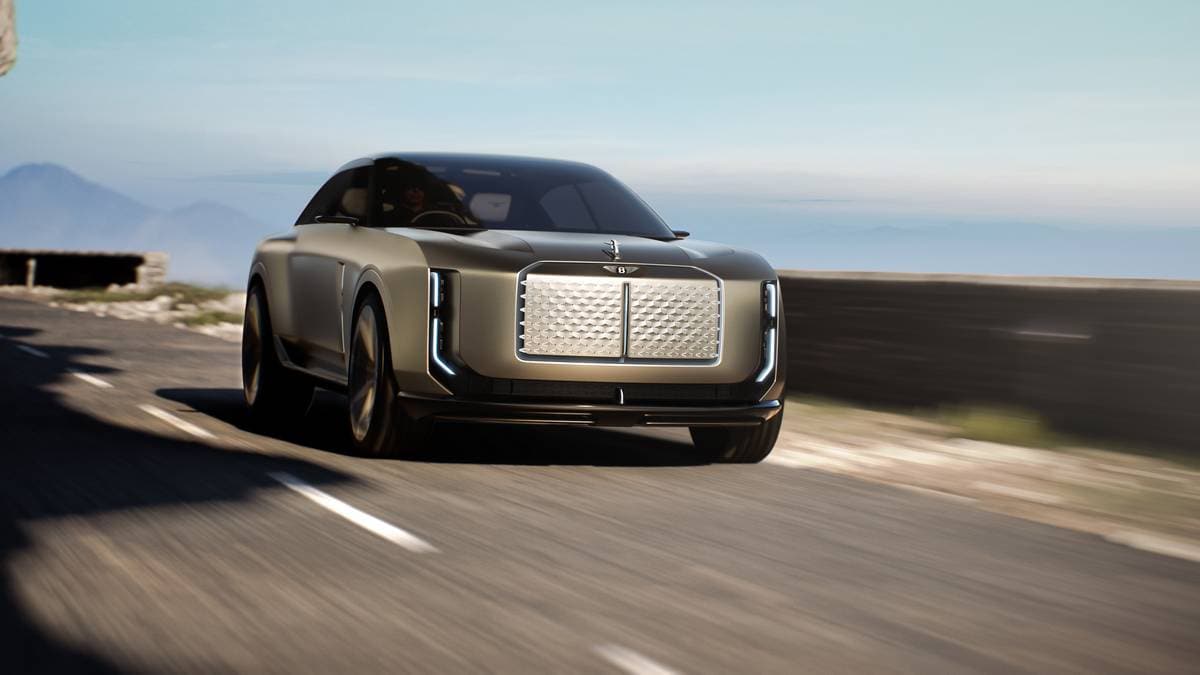 Bentley EXP 15 frontale su strada
