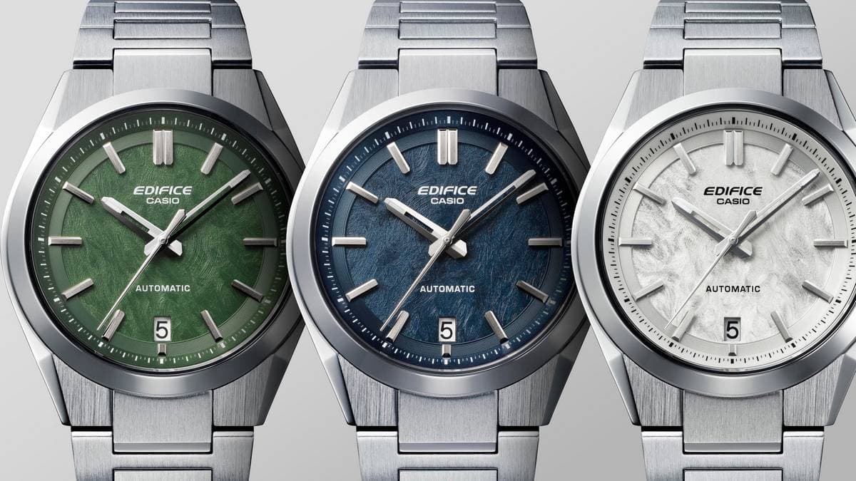 Tre Casio Edifice EFK-100 con quadranti verde, blu e bianco