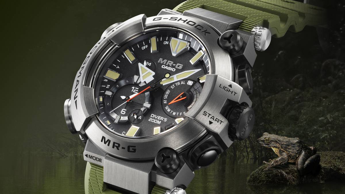 Dettaglio del quadrante del G-Shock MR-G Frogman con indici luminescenti, ghiera in metallo e comandi oversize