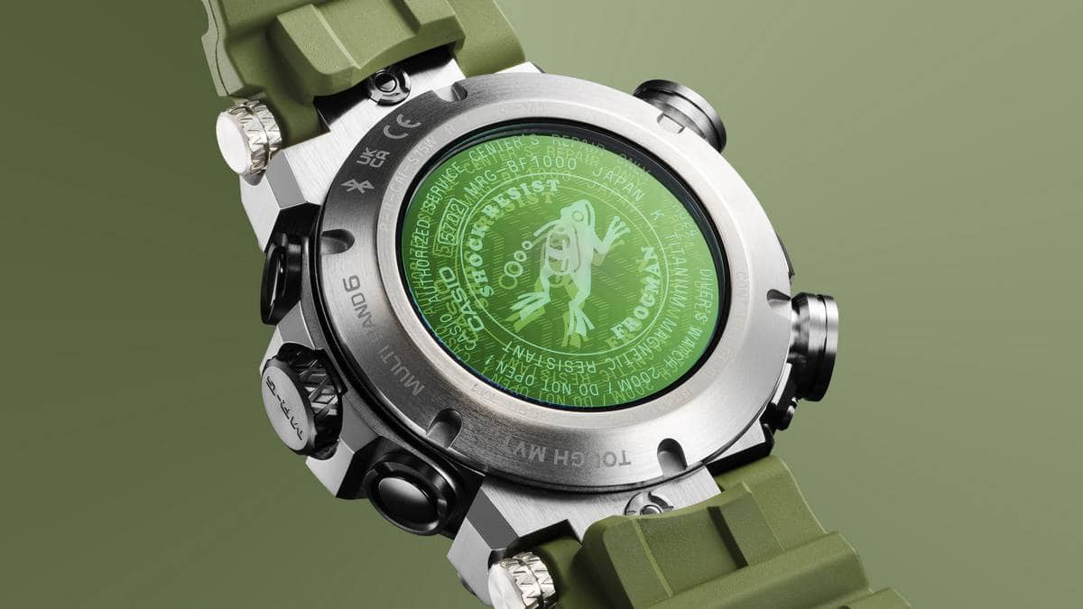Fondello del G-Shock MR-G Frogman con incisione della rana subacquea, simbolo iconico della serie, su sfondo verde.