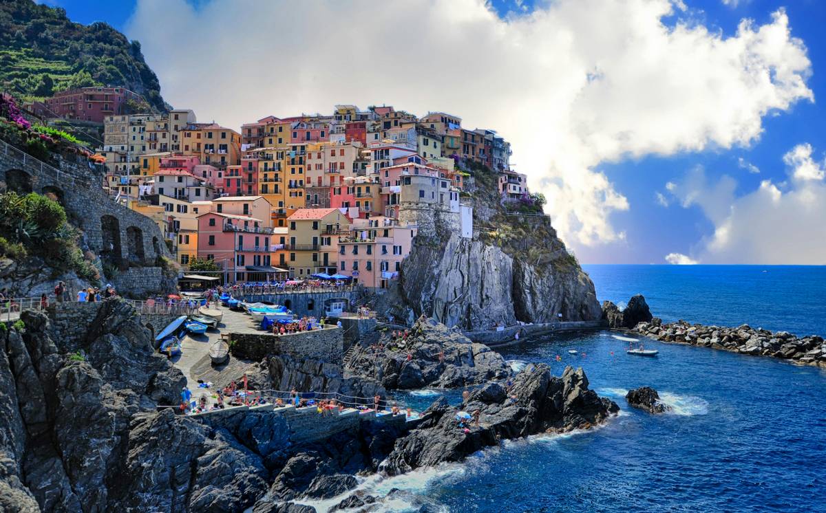 È una delle mete italiane più apprezzate dai surfisti, grazie a reef e beach break costanti