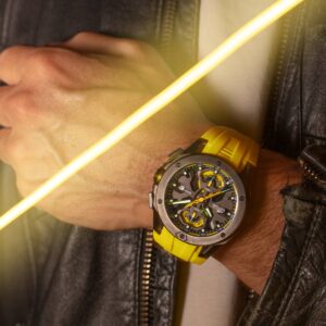 Lotus Vortex con cinturino giallo vivace e dettagli neri, quadrante multistrato con cronografo