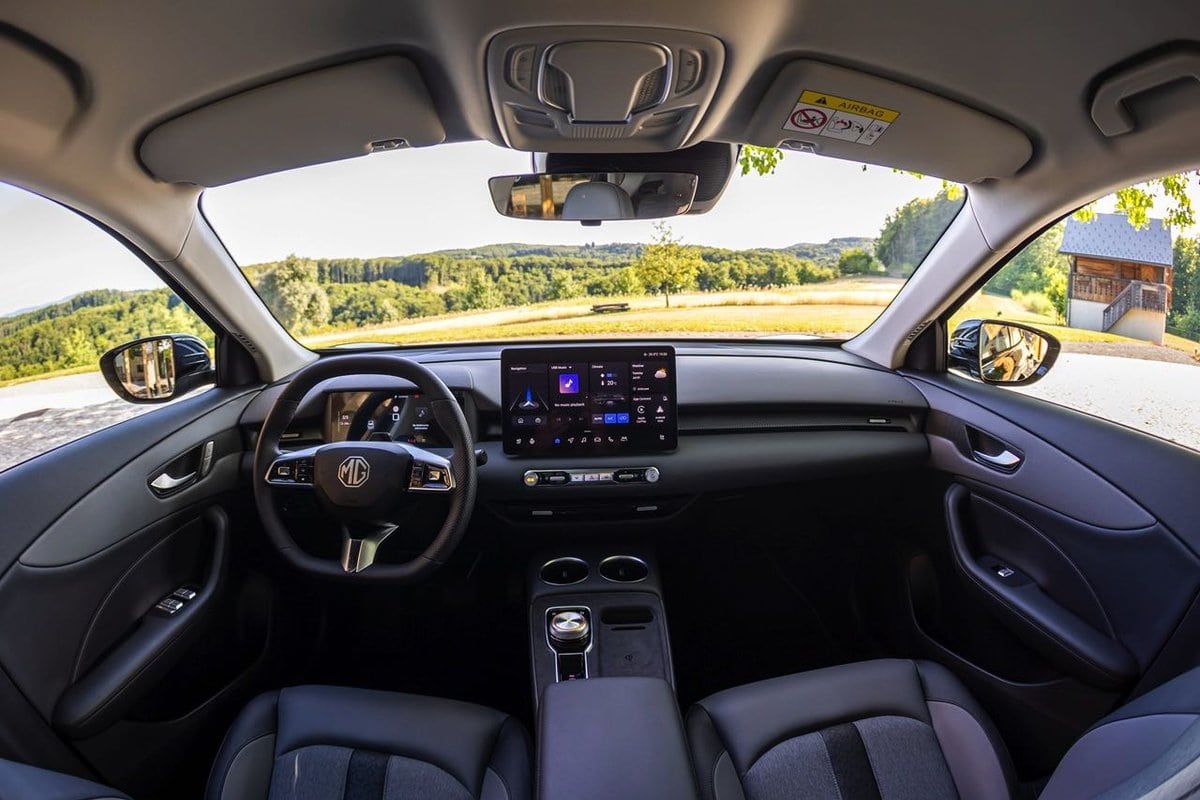 Interni MG S5 EV 2025 con volante, plancia e infotainment