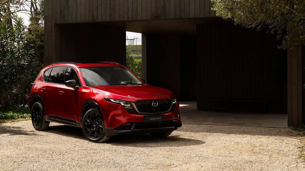 Mazda CX-5 2025 rossa vista tre quarti anteriore