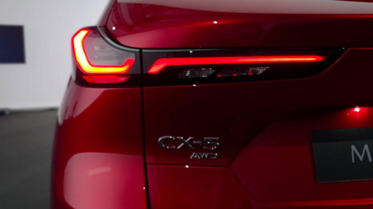 Dettaglio dei gruppi ottici posteriori della nuova Mazda CX-5
